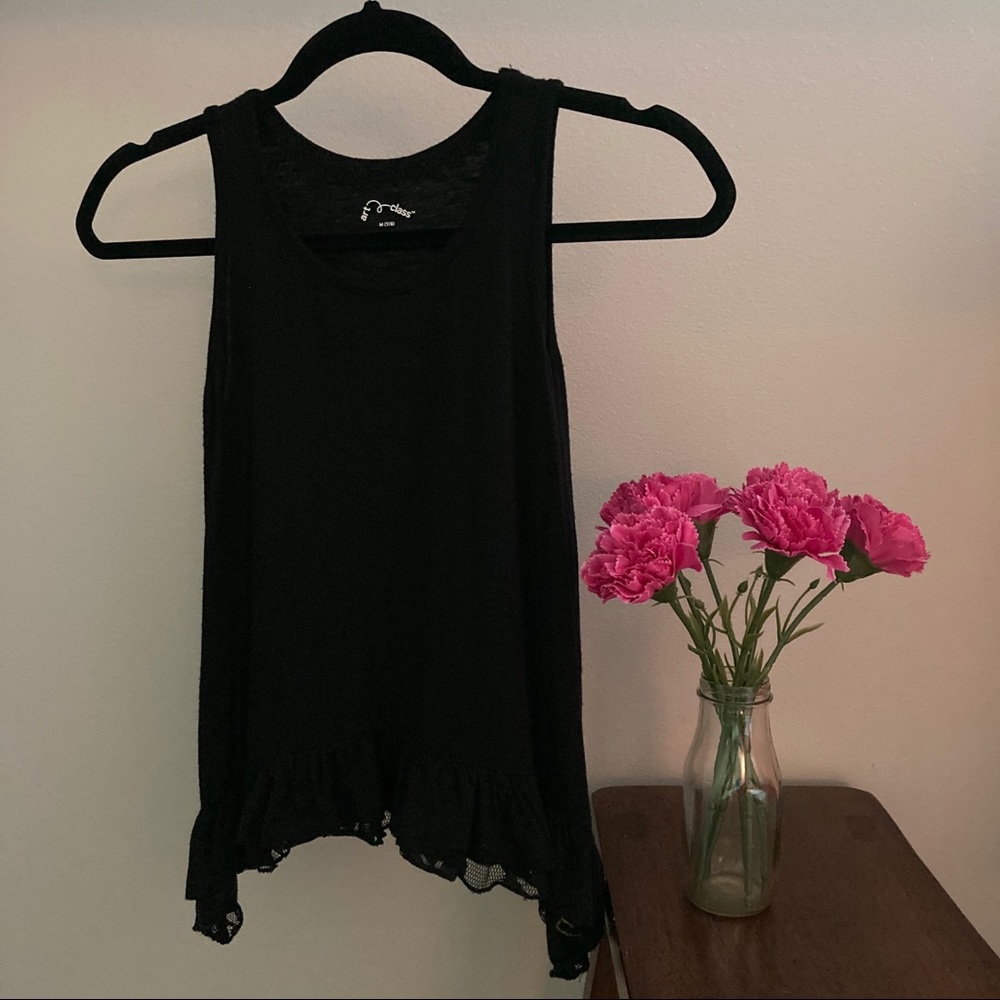 🪴3/$15 Art Class tank with lacey detail on bottom